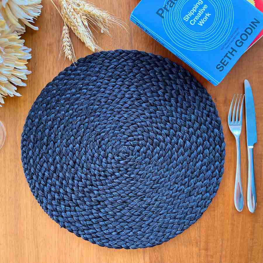 Black round placemat